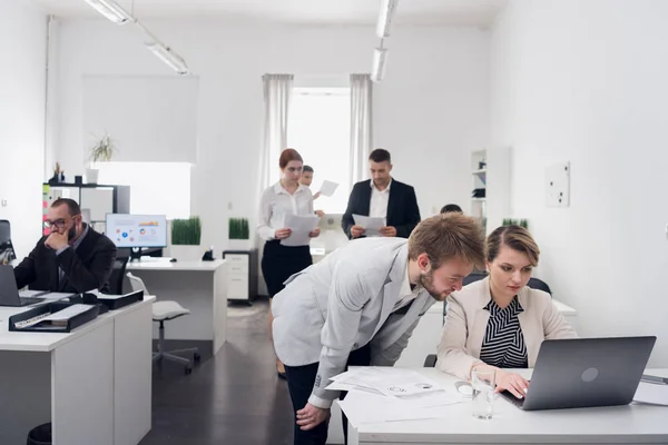 Arbeitstag im Büro, Männer und Frauen in Anzügen sind mit ihrer Arbeit beschäftigt — Stockfoto