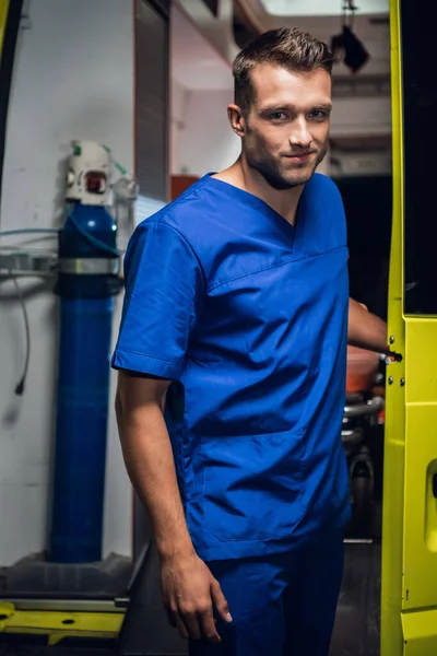 Νοσοκόμος με ιατρική στολή στέκεται και κοιτάζει την κάμερα — Φωτογραφία Αρχείου