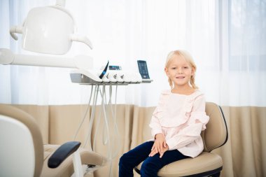 Dişçi muayenehanesindeki küçük bir kızın yakın çekimi. Çocuklar dişçi konseptini ziyaret ediyor. Diş sağlığı konsepti