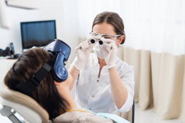 Modern diş tedavisi sürecinin modern teknolojilerin kullanımıyla yakın bir resmi