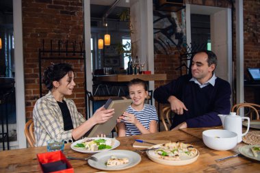 Bir aile annesini tebrik ediyor ve ona bir hediye veriyor.