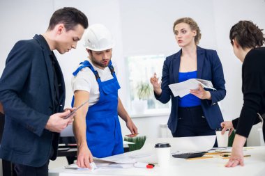 İş arkadaşları bir ofis toplantısı hakkında tartışıyorlar. Yaratıcı Takım Tartışması.
