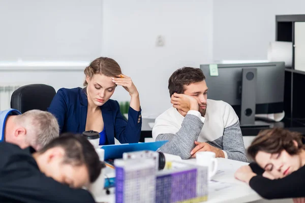 Geschäftsleute schlafen während einer Besprechung im Konferenzraum und konzentrieren sich auf eine Frau — Stockfoto