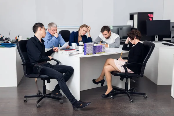Uma equipe de cinco pessoas tendo uma reunião no escritório — Fotografia de Stock