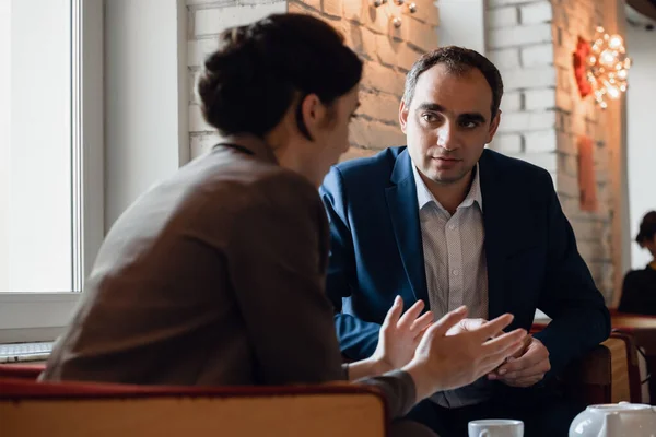 Een manager heeft een afspraak met zijn collega bij het koffiehuis. — Stockfoto