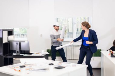 Genç mimarlar stüdyoda ne haltlar yiyorsa onunla oynuyorlar.