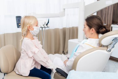 Hastanedeki çocuklar, küçük doktorlar, dişçiyi oynuyorlar.