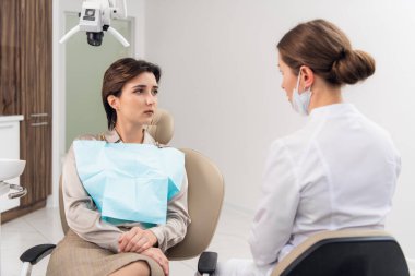 Diş hekimindeki kadın bir hastanın yakın çekimi.