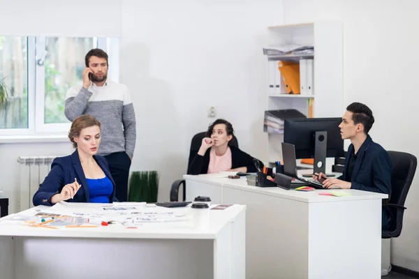 Arbeitsalltag in einem gemeinsamen Büro — Stockfoto