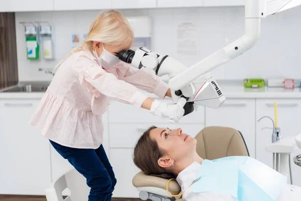 Miúdo numa clínica, Médico pequeno, a brincar aos dentistas — Fotografia de Stock