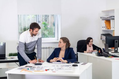 Tasarım departmanında çalışan çok ırklı bir ofis çalışanı takımı.