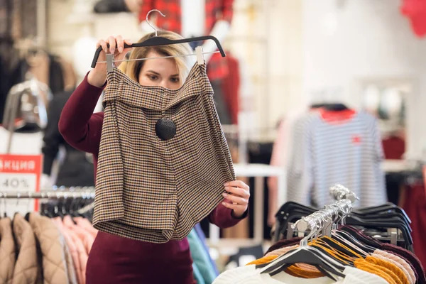 Молодая девушка ищет правильные шорты в торговом центре — стоковое фото