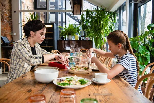Famille de deux personnes déjeunant dans un café — Photo