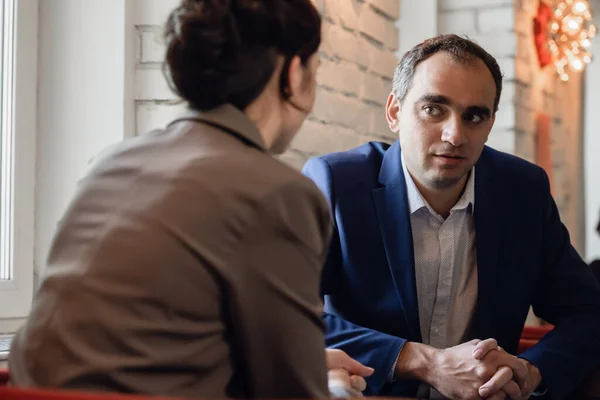 Business woman and business man having a meeting in a cafe — Stock Photo, Image