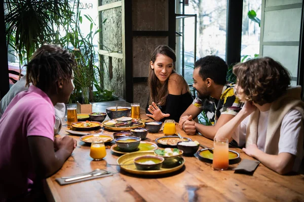 Multi-etnische groep van vrienden met een goede tijd in een cafe — Stockfoto