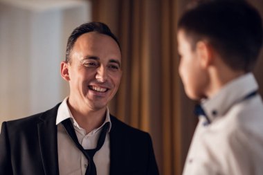 Baba oğul resmi bir olaydan sonra konuşuyor.