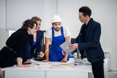 İnşaat tasarımcılarından oluşan bir ekip mevcut projeyi tartışmak için bir mühendis ile ofiste buluşacak. İşbirliği kavramı
