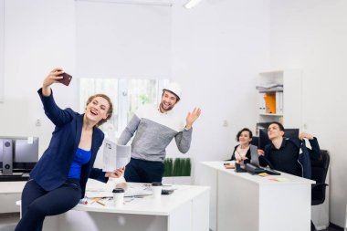 Ofiste komik bir selfie çeken dört kişi.