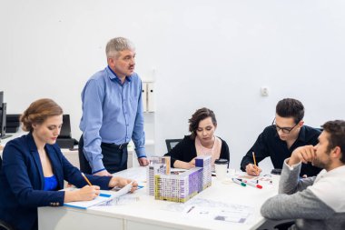 Genç takım, üst düzey yöneticileriyle toplantı yapıyor.