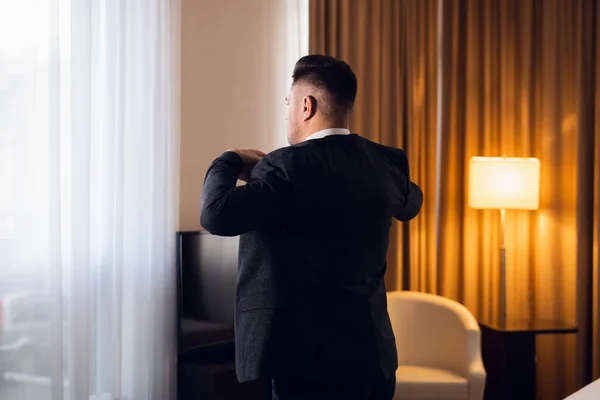 Un joven vestido en una habitación de hotel, vista trasera — Foto de Stock
