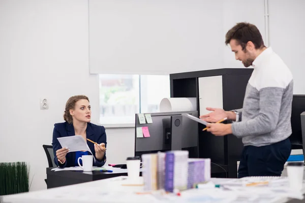 Equipo de negocios de dos personas haciendo una lluvia de ideas en la oficina — Foto de Stock