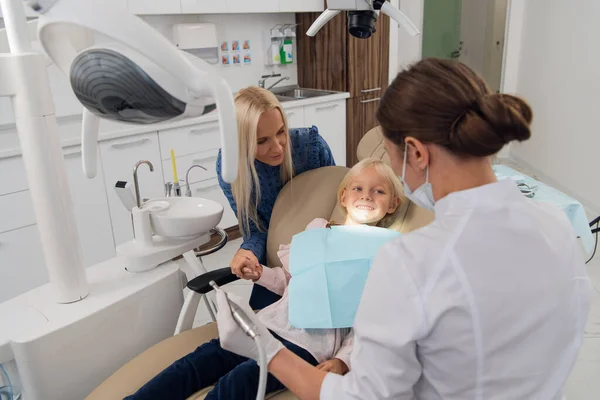 Mama i jej córeczka odwiedzają pediatrę dentystę — Zdjęcie stockowe