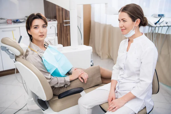 Een close-up portret van een gelukkige patiënt in een tandartspraktijk. Preventieve medische jaarlijkse controle. Positieve gezichtsuitdrukking — Stockfoto