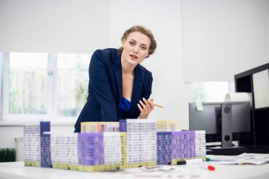 Bir proje üzerinde çalışan kadın bir inşaat bürosu çalışanı.