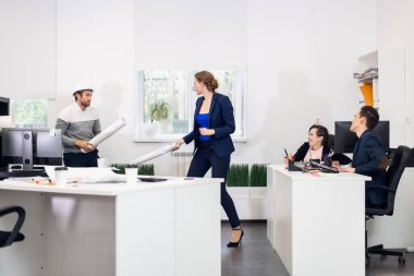 Ofiste kavga eden adam. Çalışma saatleri dışında ofiste eğlence.