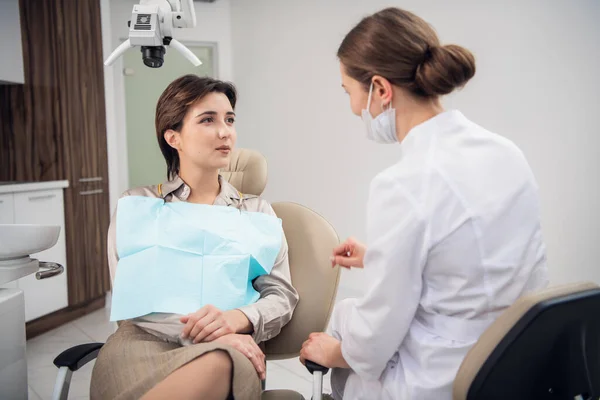 Nahaufnahme Porträt einer lächelnden, glücklichen Patientin in der Zahnarztpraxis. Klinikbesuch, jährliche Vorsorgeuntersuchung. Positiver Gesichtsausdruck — Stockfoto