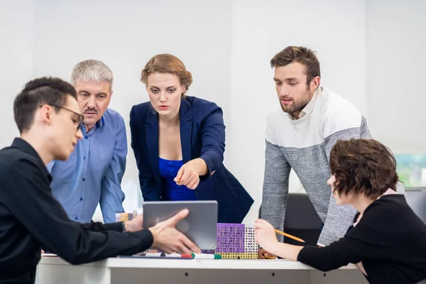 Grupo de empresarios haciendo una lluvia de ideas en la sala de reuniones — Foto de Stock