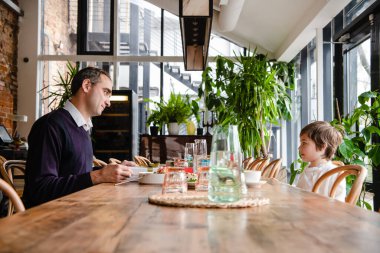 İki kişilik aile bir kafede kutlama yapıyor.