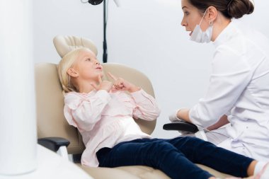 İnsanlar, tıp, stomatoloji ve sağlık konsepti - mutlu li