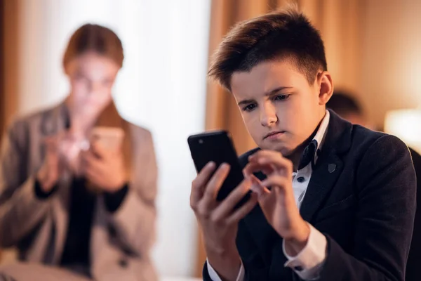 Teenage Family Using Gadgets. Concepto de tecnología moderna — Foto de Stock