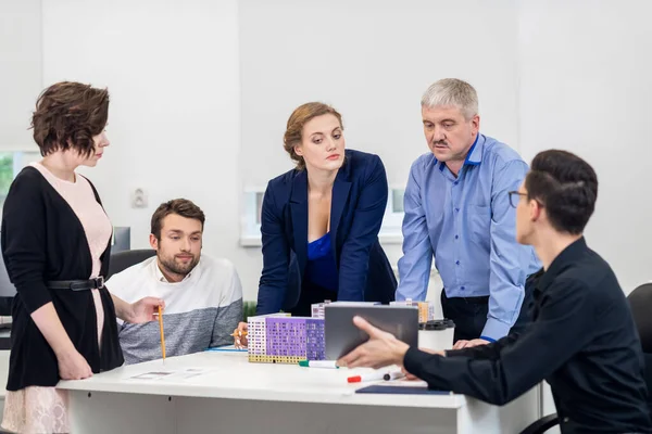 Reunión de negocios de oficina. El equipo está sentado en una mesa en un tugurio — Foto de Stock