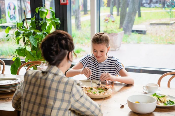 Belles jeunes filles assises dans un café — Photo