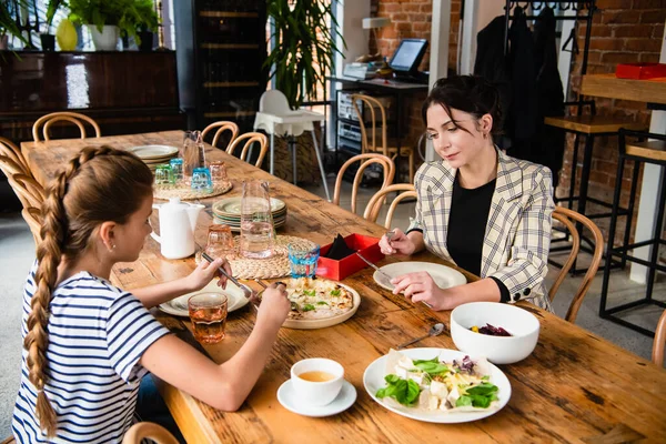 Famille de deux personnes déjeunant dans un café — Photo
