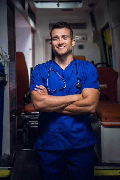 Un retrato de un joven médico guapo con una sonrisa dentada —  Fotos de Stock