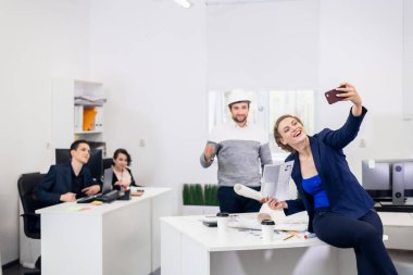Selfie zamanı. Ofis çalışanları işte selfie çekiyor.