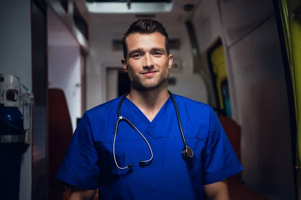 Un retrato de un joven médico guapo con un estetoscopio —  Fotos de Stock