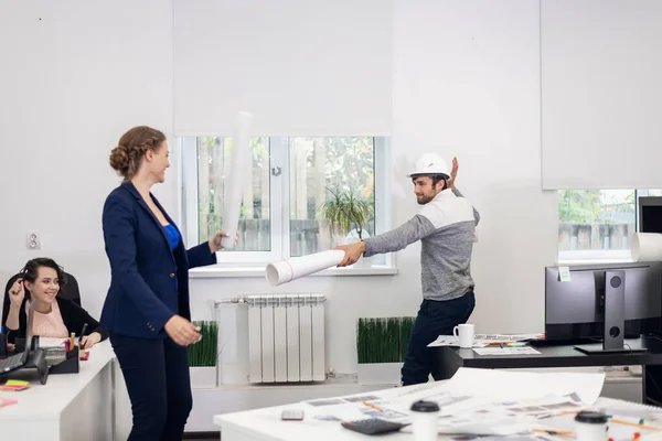 Ein glückliches Business-Team, das nach harter Arbeit Spaß im Büro hat — Stockfoto