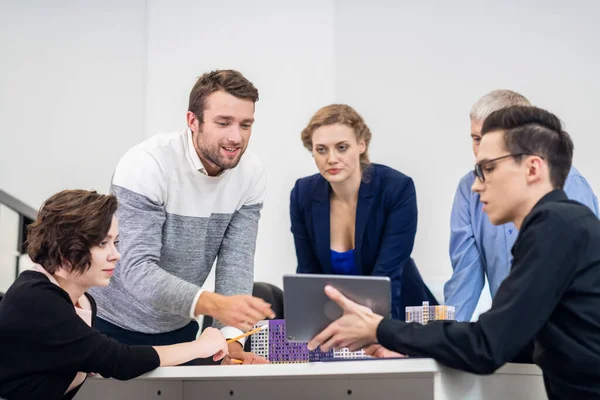 Jóvenes empresarios discuten un nuevo proyecto en la reunión en — Foto de Stock