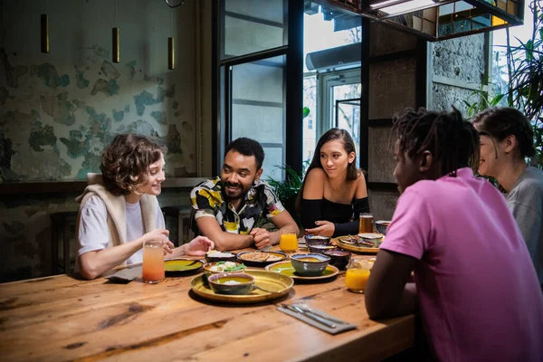 Multi-etnische groep vrienden die tijd doorbrengen in een café — Stockfoto