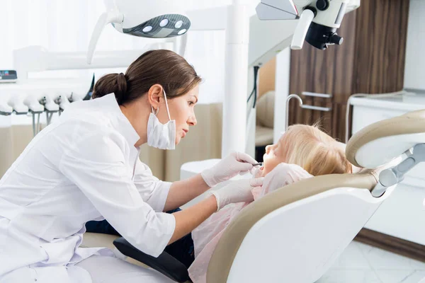 Piękne dziecko na kontroli dentystycznej w nowoczesnej klinice. — Zdjęcie stockowe