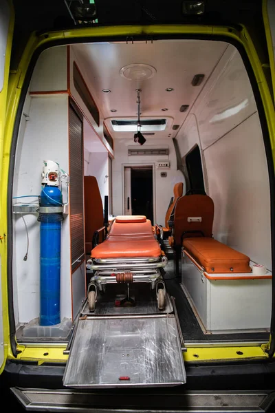 Voiture d'ambulance médicale avec civière et équipement à l'intérieur, vue de l'arrière — Photo