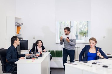 Az önce telefonda harika haberler alan mutlu bir ekip.,