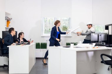 Genç inşaat tasarımcıları ofiste aylaklık ediyorlar.