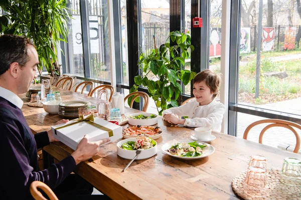 Père et fils s'amusent ensemble dans un café — Photo