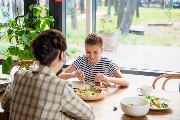 Mère et fille s'enjoignant dans un café — Photo