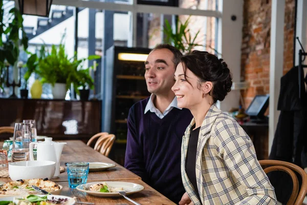 A happy couple chatting and laughing at dinner in a cafe — Stock Photo, Image